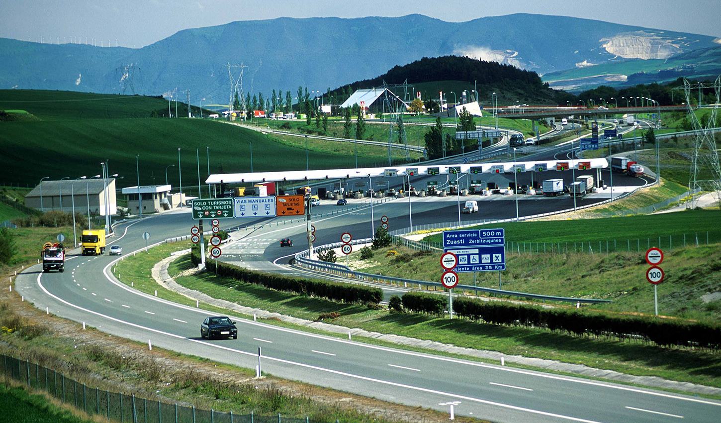 Área de peaje de una autopista rodeada de montañas