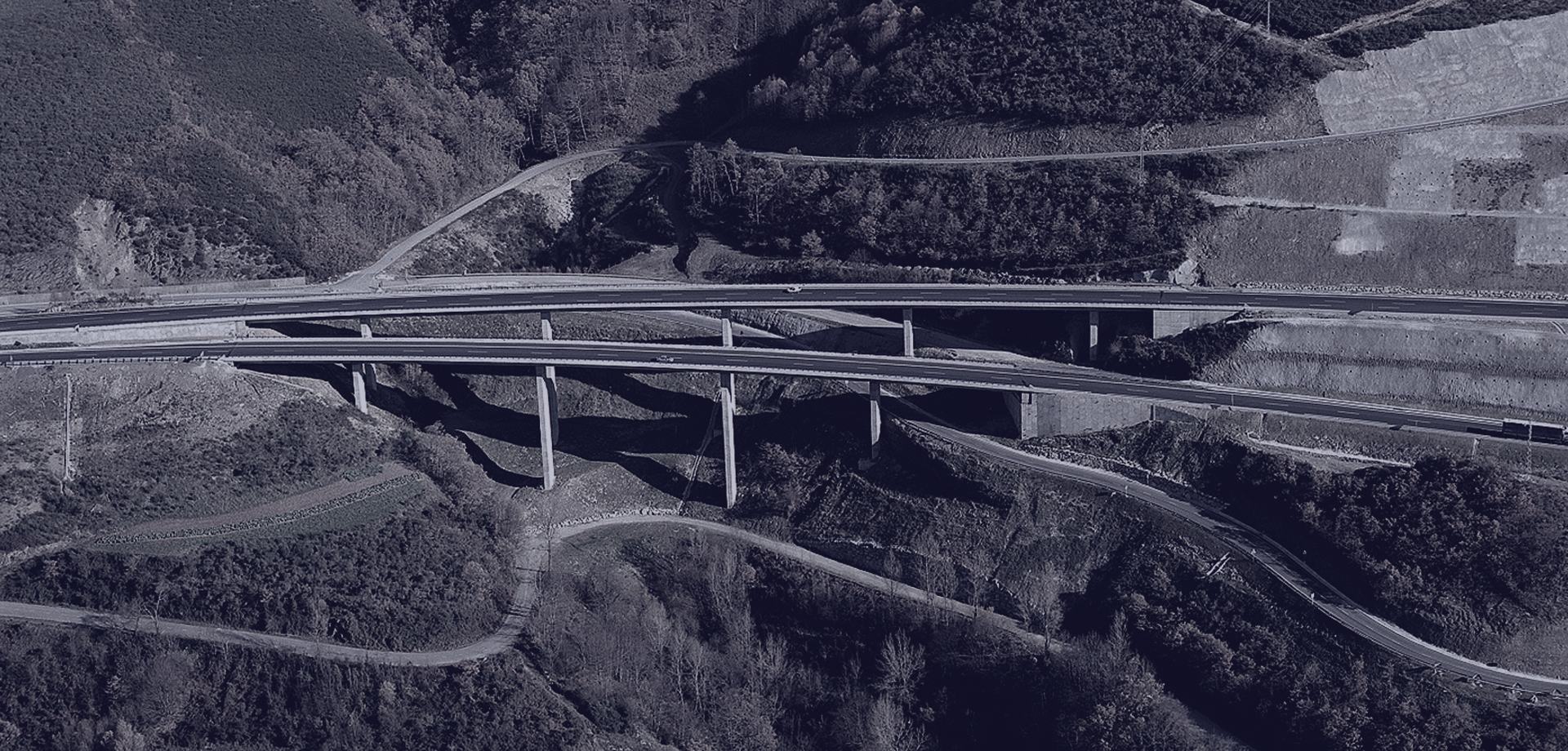 Vista aérea de un enlace de autovía con sus viaductos sobre un valle