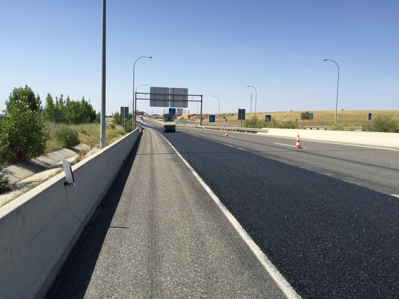 Carril de la AP-61 terminado con la capa de rodadura reciclada