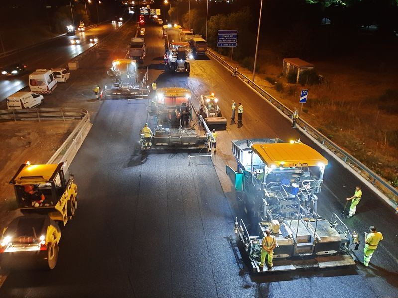 Equipo de extendido y compactación de firme en la M-50 durante la noche