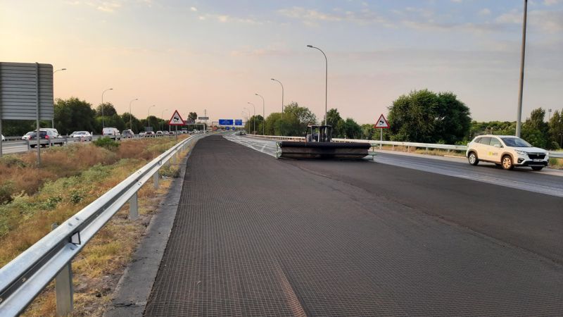 Carril de la M-50 con el firme rehabilitado y barrera de seguridad