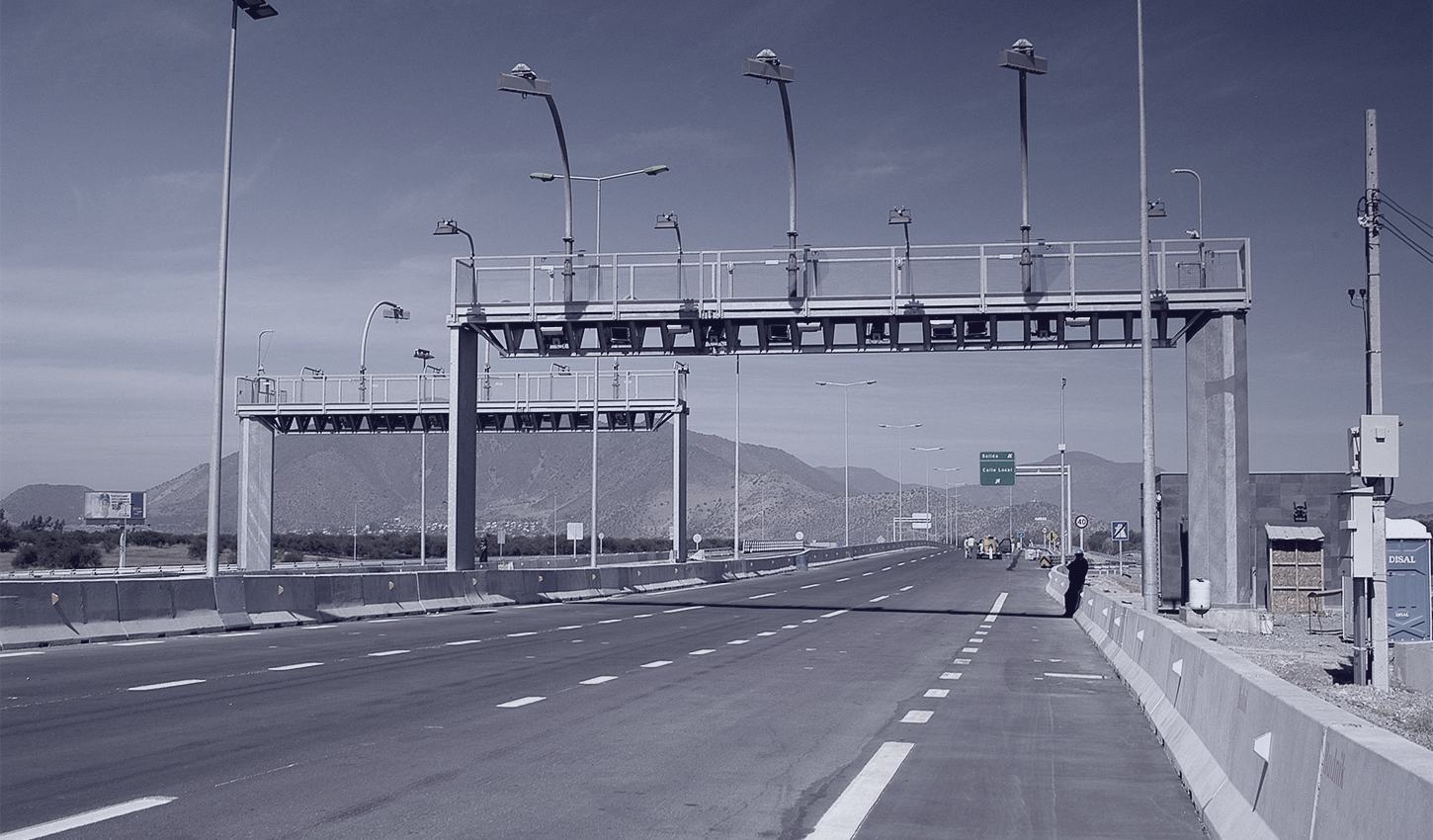 Área de peaje de una autopista con sus pórticos de señalización