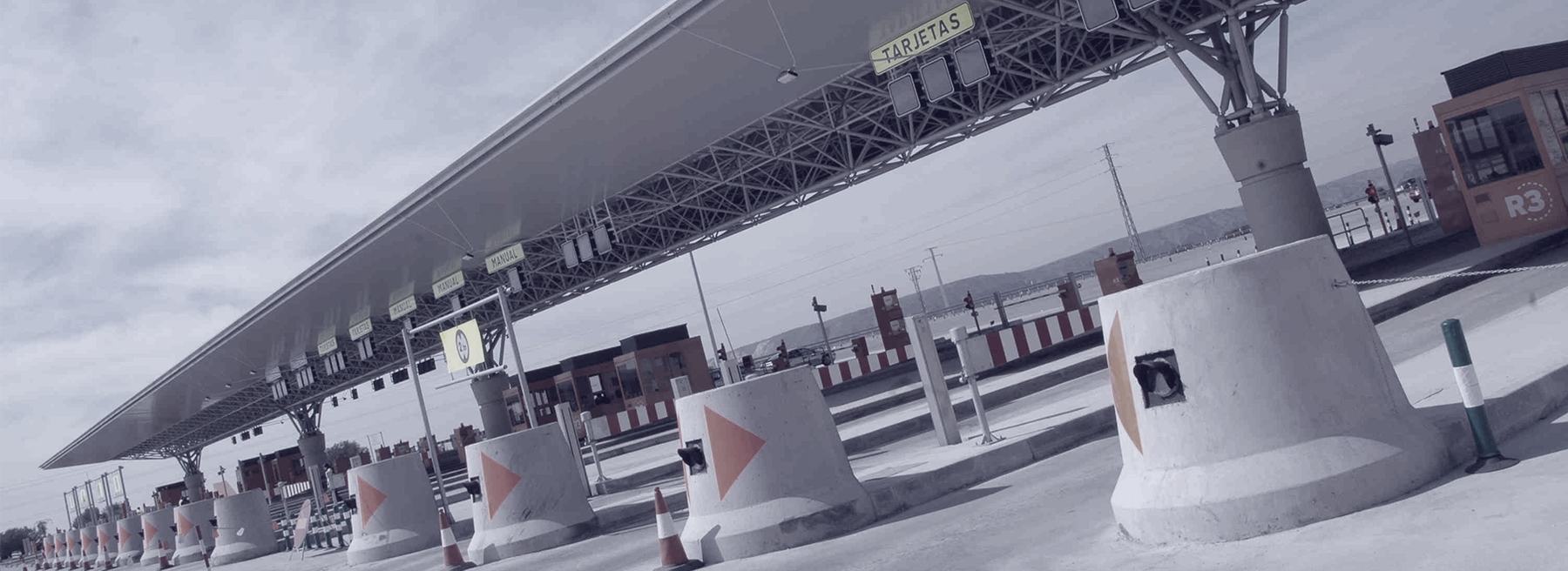 Obras de ampliación en un área de peaje de autopista